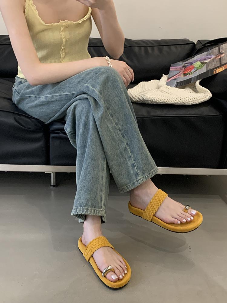 Soft bottom design simple word with cool slippers women's 2025 spring new set toe thick bottom beach slippers with skirt tide
