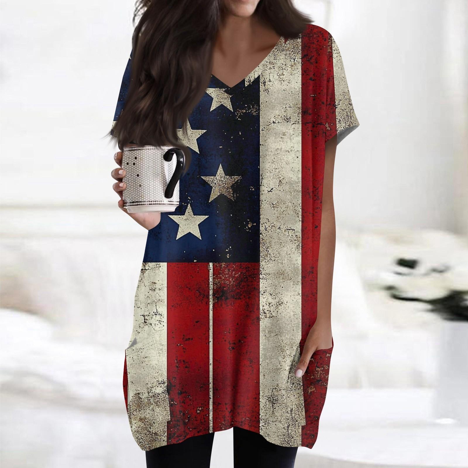 

Женские топы с V-образным вырезом, блузки с коротким рукавом, повседневные рубашки средней длины, модные туники с принтом «День независимости» и карманами XXL тёмно-синий