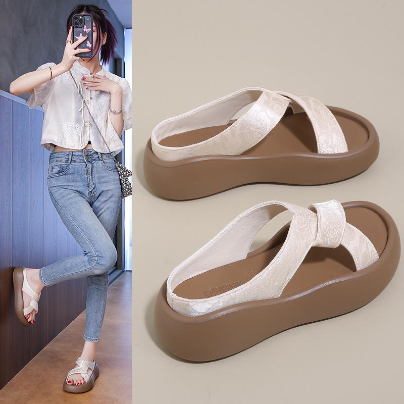 Cool slippers women's summer wear 2025 new thick-soled beach sandals fashion pregnant women's high sense one-word drag