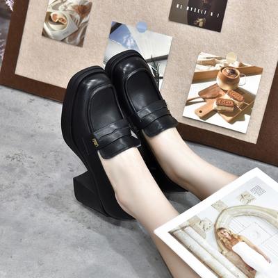 Talons hauts à bout carré chaussures pour femmes printemps nouveau chaussures simples à décolleté profond style collège noir talon épais petites chaussures en cuir