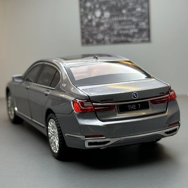 1/24 BMW 760Li Komputerowe ozdoby na biurko Stop metalu Odlew ciśnieniowy Model samochodu Zabawki dla dzieci Dekoracja butikowa Odpowiednia dla nastolatków Prezent