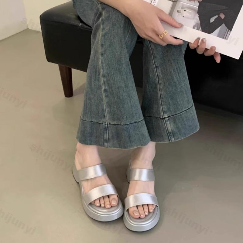 Mode Slippers met Dikke Zool en Schuin Hak voor Dames 2025 Zomer Nieuw Buiten Strand Comfortabel Franse Stijl Open Tenen Mode Sandalen