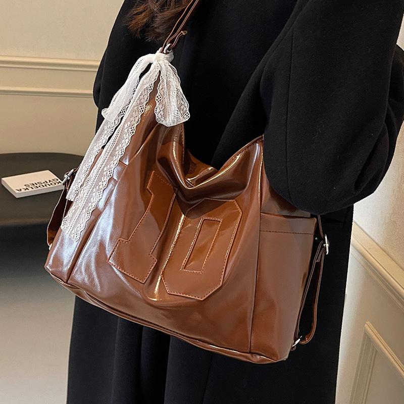 High end Large Capacity Bag for Women's Bag Autumn and Winter New Niche Fashion Commuter Shoulder Bag Casual Backpack