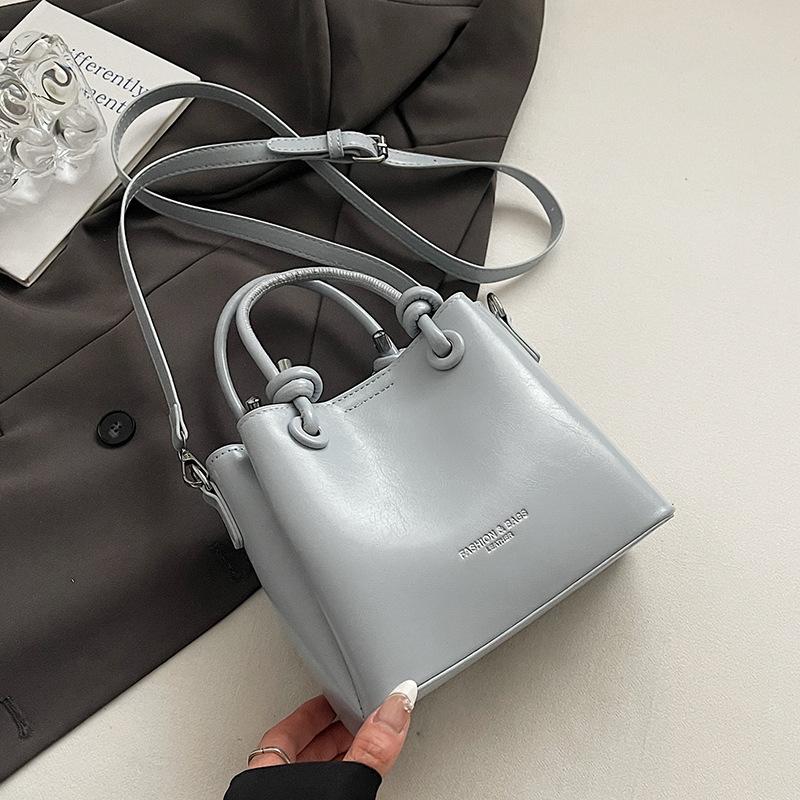 This year's new product is fashionable, simple, personalized and versatile, portable bucket bag, women's daily commuting and leisure, high-end messeng