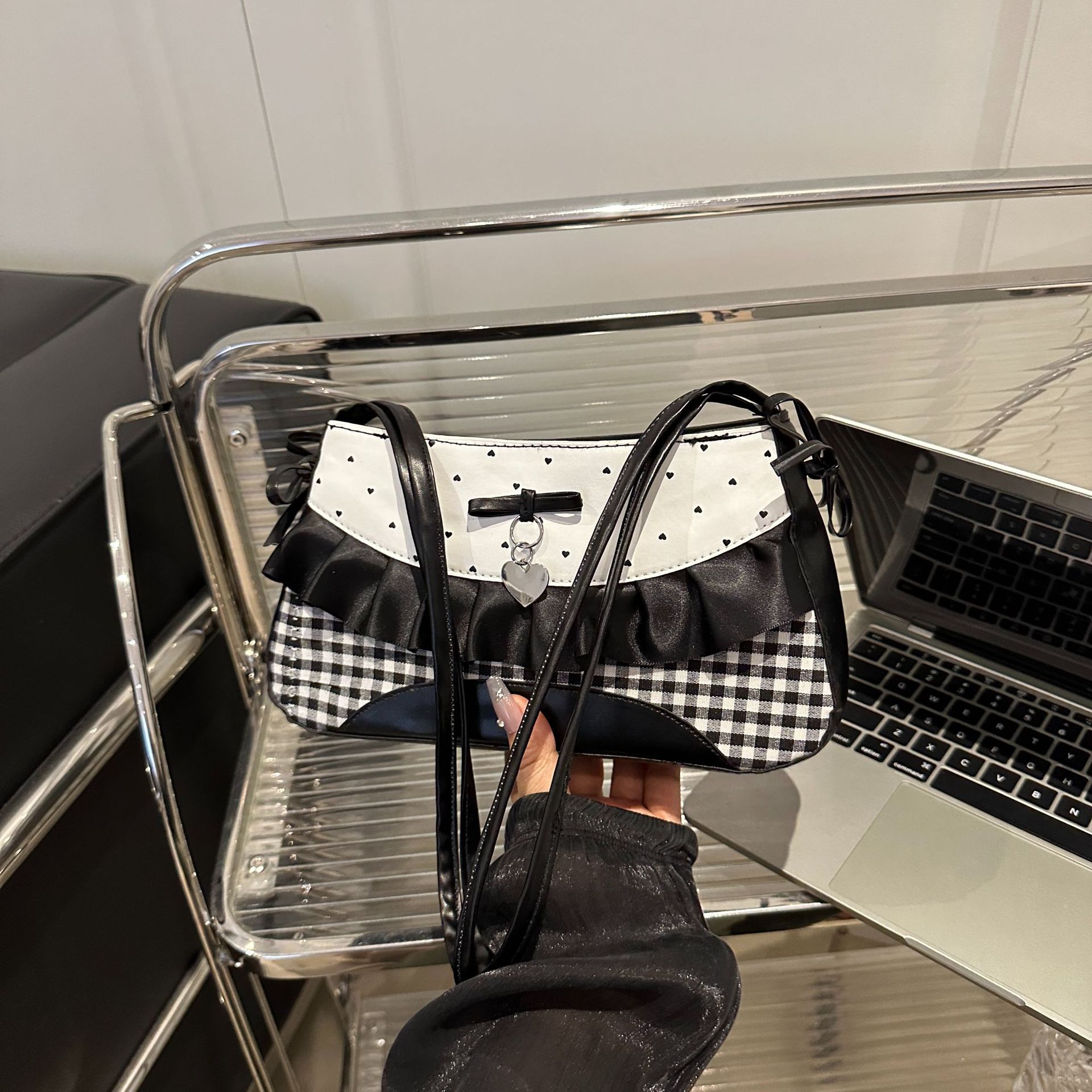 

Fashion versatile sweet bow underarm bag women s 2025 summer simple niche high-end single shoulder handbag чорний