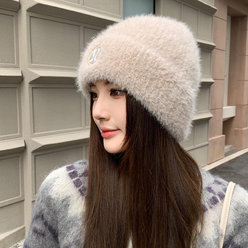 Herbst- und Wintermütze Damen Alphabet gesticktes Etikett Plüsch Winter Thermomütze modisch vielseitig Kältemütze