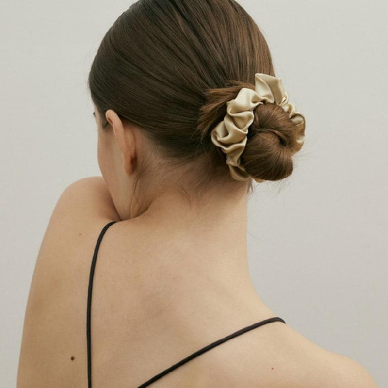 

AVVINA PELLE Шелковая резинка для волос (S) - Шампанский бежевый Champagne Beige