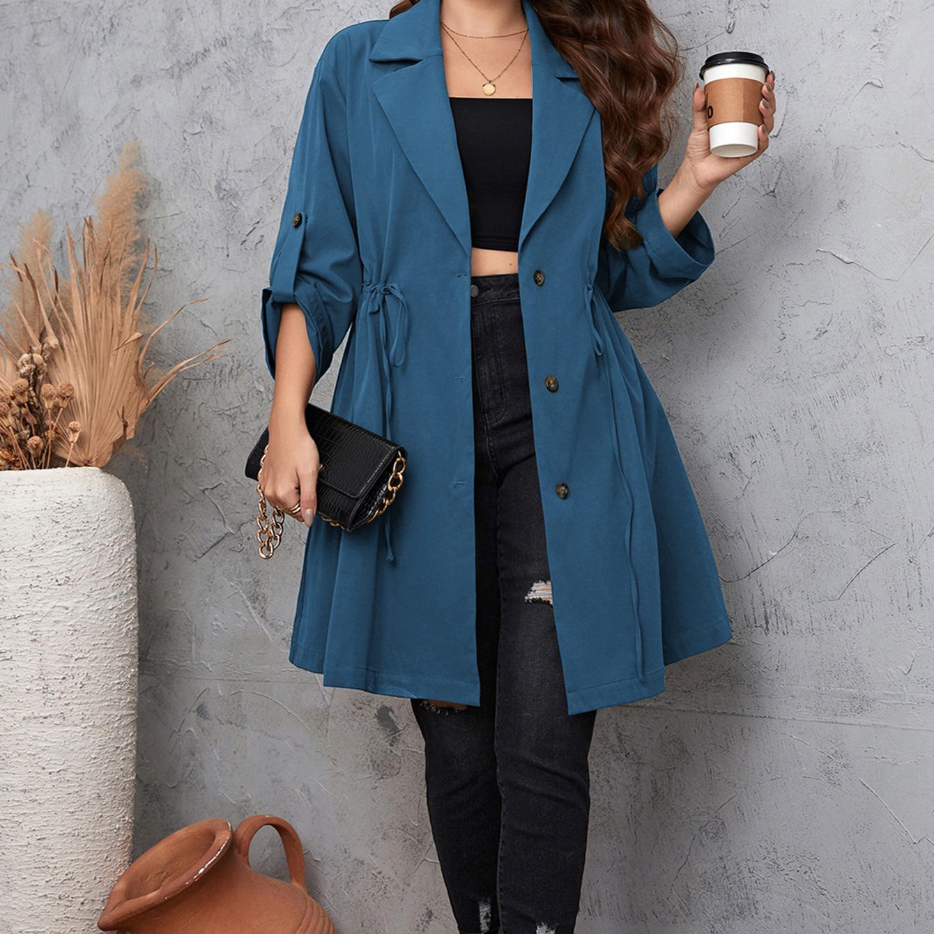 Женская куртка средней длины с воротником на шее — фото 3