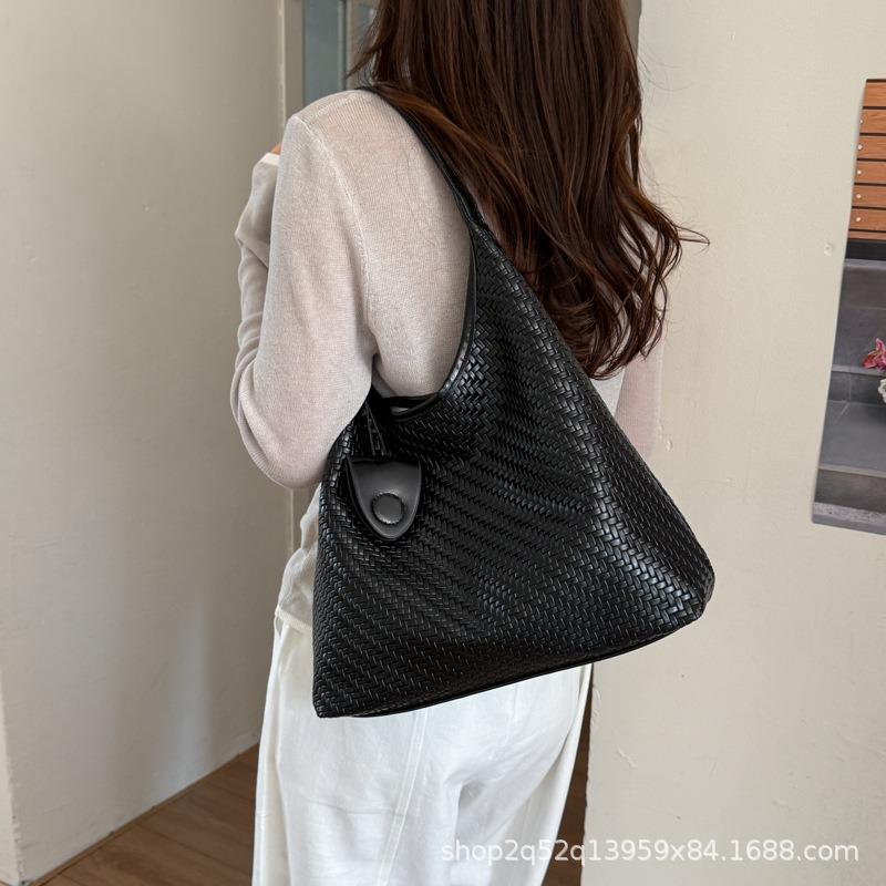Summer new versatile fashion exquisite niche design sense commuter shoulder armpit tote bag