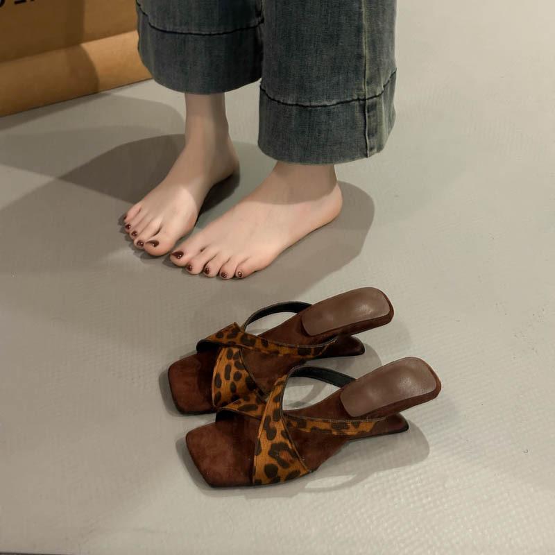 

2025 лето новые квадратный носок открытый носок танкетка полушлепанцы для отпуска пляжа крутые шлепанцы с женскими крутыми шлепанцами 39 цветной печати леопарда