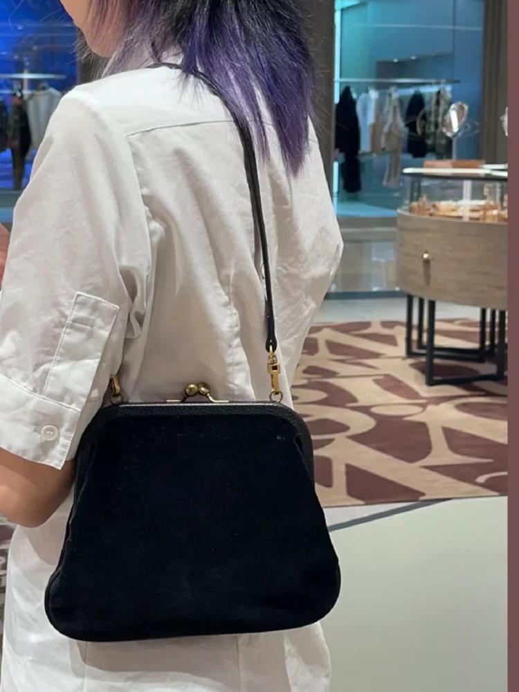 Бархатная сумка через плечо с вышивкой Сатурна и цепочкой 14cm