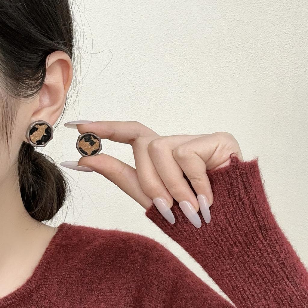 2026 Fashion Leopard Print Round Stud Earrings for Women Girl Exquisite Compact Small Earrings Daily Commute Jewelry Accessories