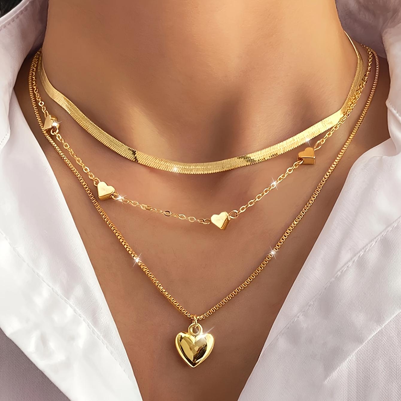 A Three-Piece Layered Necklace Set Featuring a Shiny Heart-Shaped Pendant. золотистый