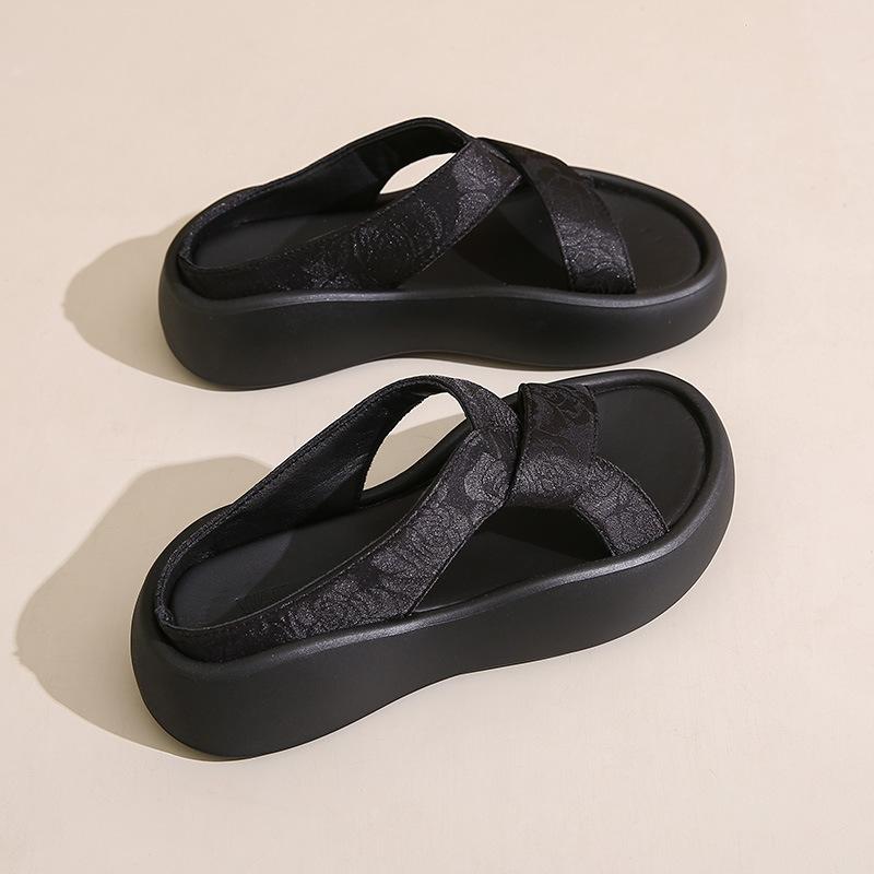 Cool slippers women's summer wear 2025 new thick-soled beach sandals fashion pregnant women's high sense one-word drag