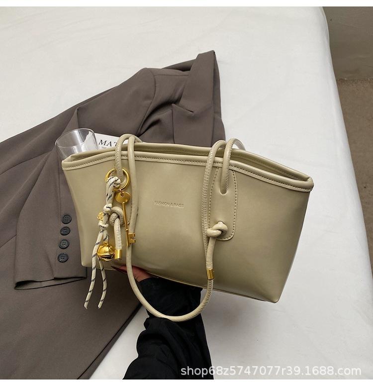 

Large-capacity bag women s spring and summer versatile 2025 new simple shoulder armpit bag casual commuting tote bag зелёный