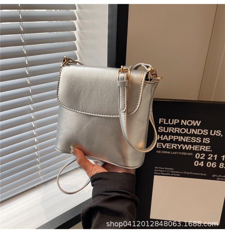 

Корейская версия ins подмышечная маленькая квадратная сумка, простая нишевая дизайнерская сумка-мессенджер 2025 новая популярная通勤肩 женская сумка красный