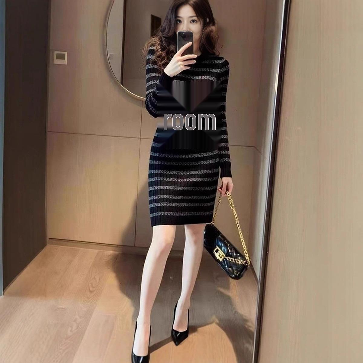 

Элегантное черное полосатое вязаное платье в французском стиле с дизайном, подчеркивающим талию Small чёрный