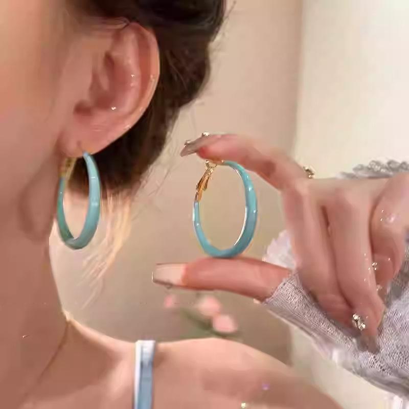 

Серьги-капли, круглые серьги, темпераментные серьги, универсальные серьги, нишевые серьги, простые серьги высокого класса, женские