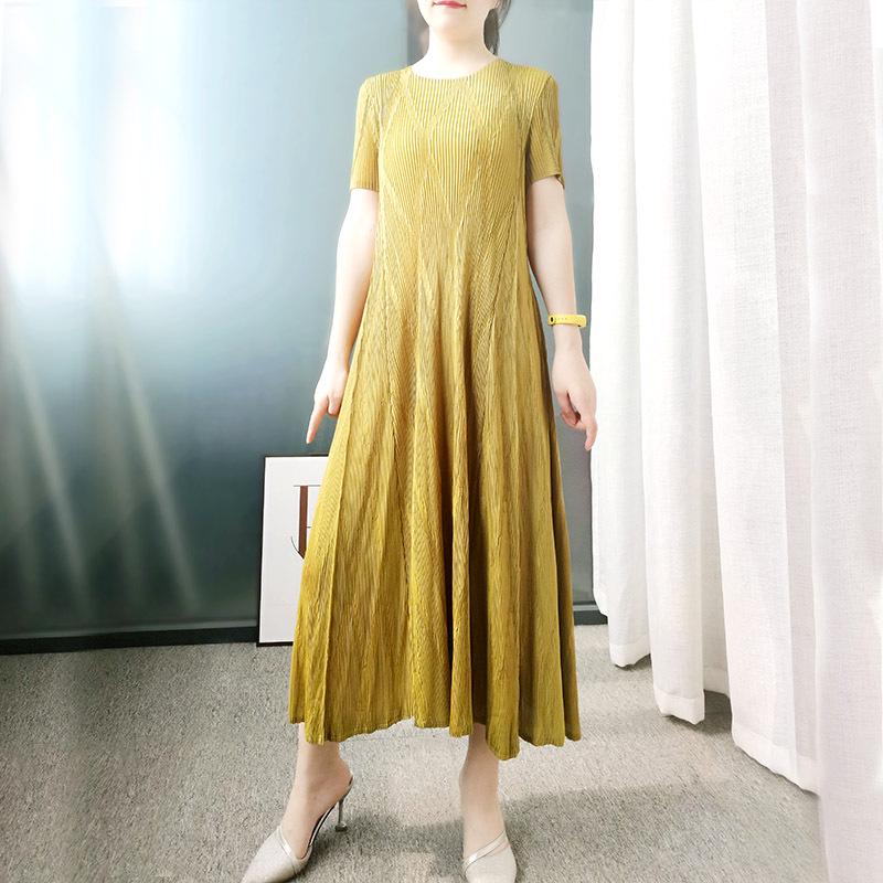 

Miyake Jacquard Pleated Short Sleeve Slim Fit Dress (Medium Length, 2025) One Size