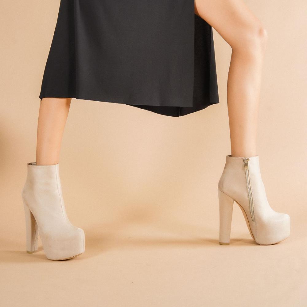 

Женские замшевые сапоги на каблуке десять