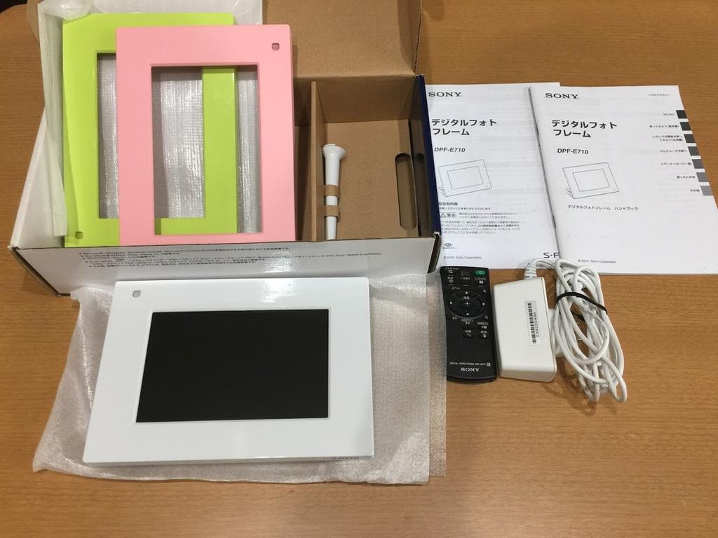 Sony Digitální fotorámeček typu E710 s pamětí 128 MB bílý S-Frame 7.0 Vestavěný DPF-E710/WI