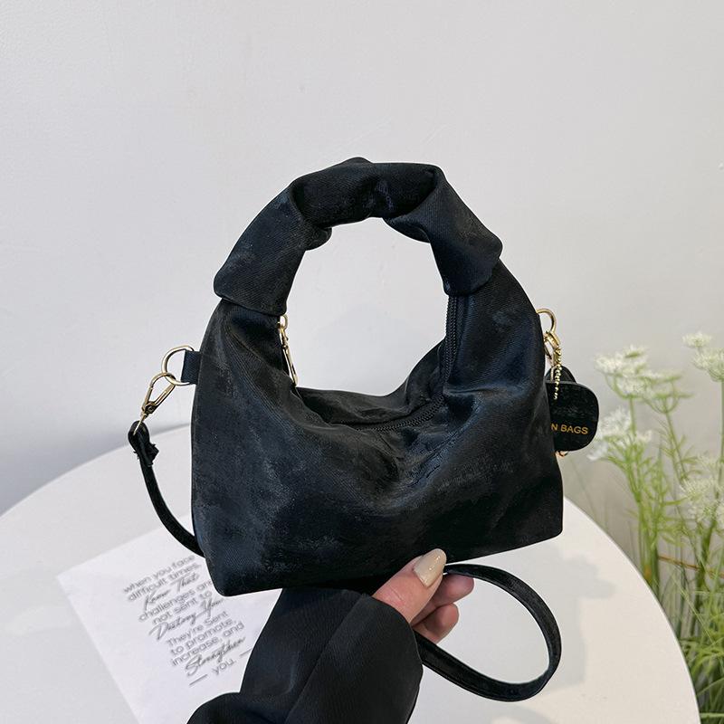 

Ретро-сумка женская нишевая текстурная сумка 2024 весна новая простая сумка-подушка иностранный стиль сумка-мессенджер на плечо прилив чёрный