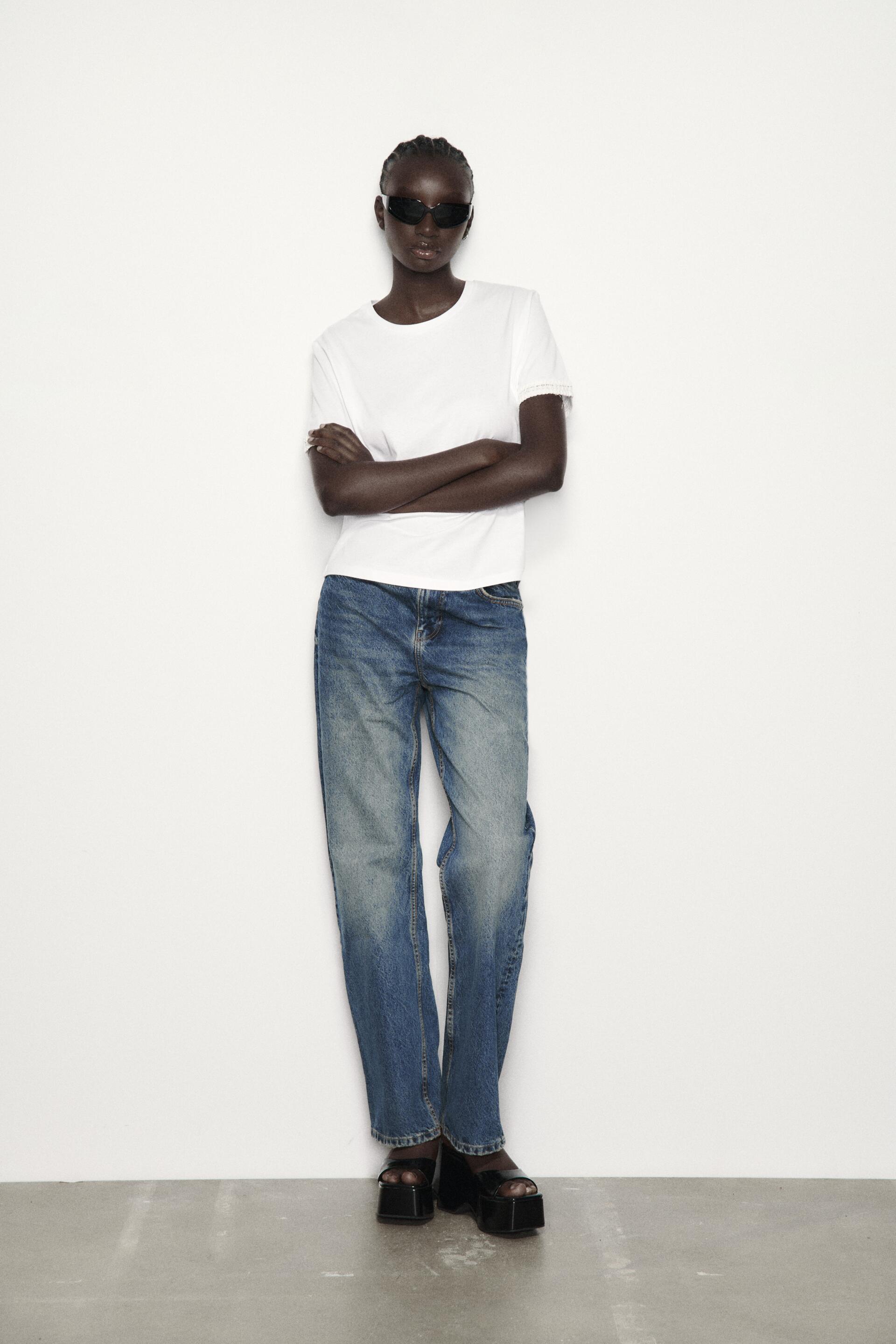 

ХЛОПКОВАЯ ФУТБОЛКА С УКРАШЕННОЙ ОТДЕЛКОЙ