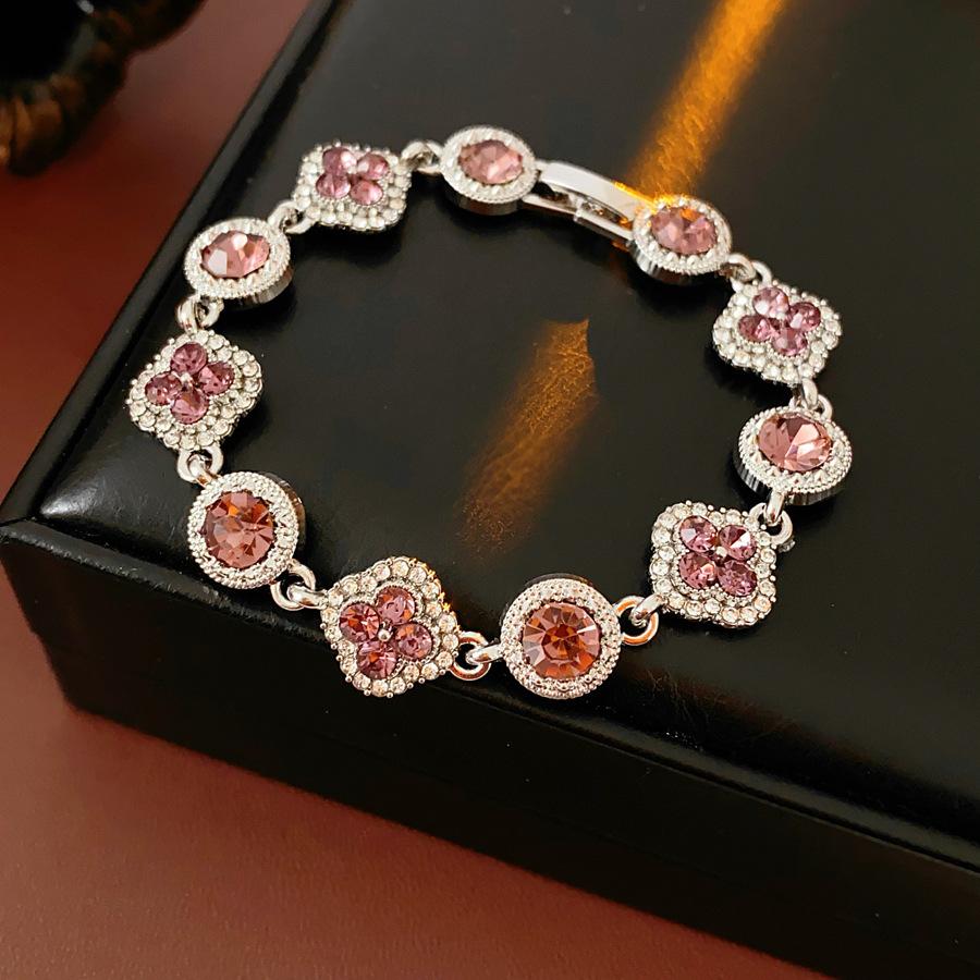 Vierblättriges Kleeblatt Armband - Luxuriös und Hochwertig, Exquisites Design, Zart Handgefertigt, Seltenes und Einzigartiges Accessoire für Damen.