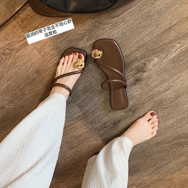 Xiaoxiangfeng Beach Vacation Sandals 2025 Summer New Herringbone Flat Bottom Square Head Word with Toe Cool Slippers Women