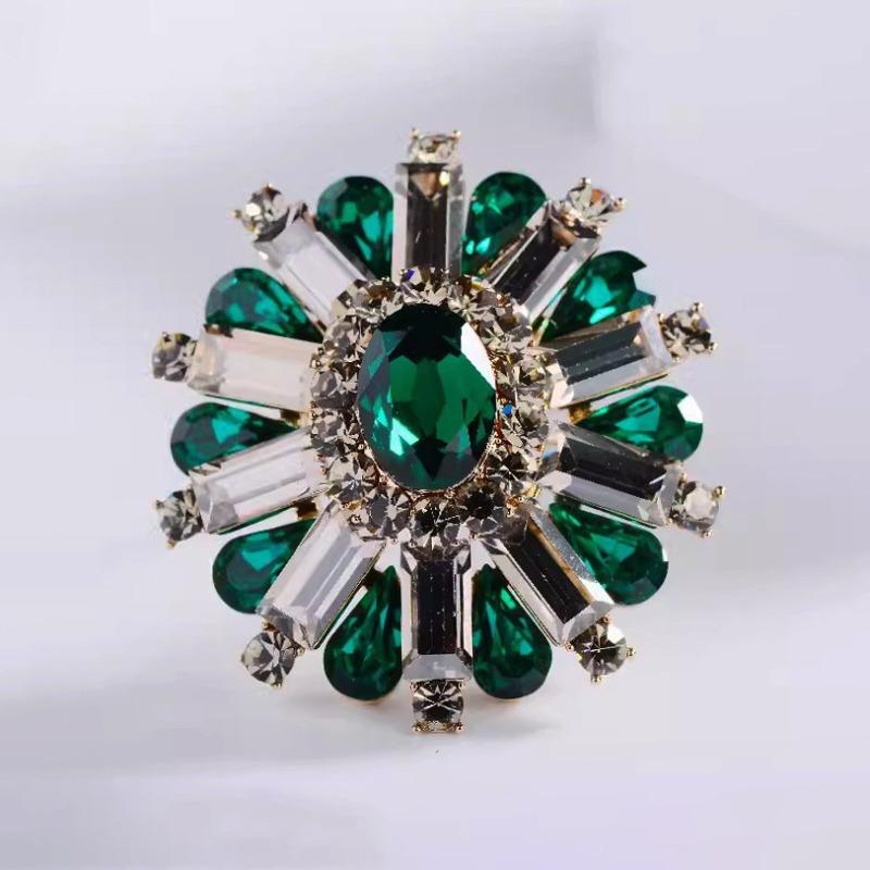 Crystal Flower Brooch - High-end Women's Retro Elegant Oval-shaped Brooch for Suit Jackets and Outerwear Accessories
