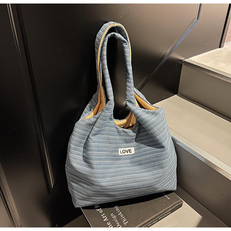 

Retro contrasting colors large capacity casual versatile shoulder seaside vacation messenger bag casual canvas bag синій