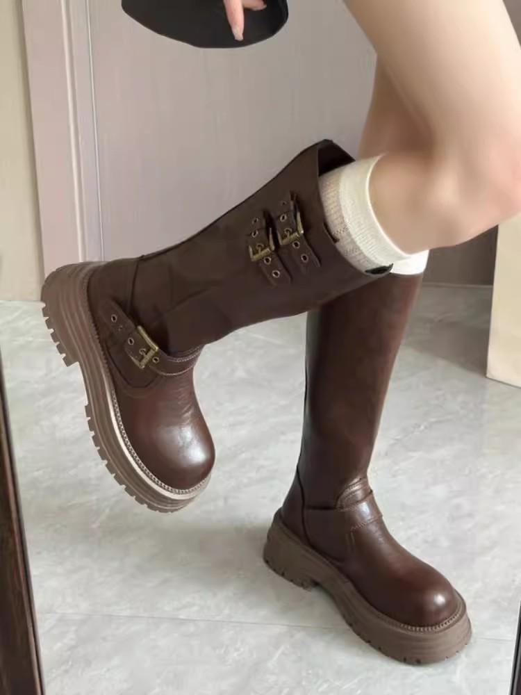 Martin boots are popular in autumn, looking thin, thick-soled, small, but knee-length boots. 35