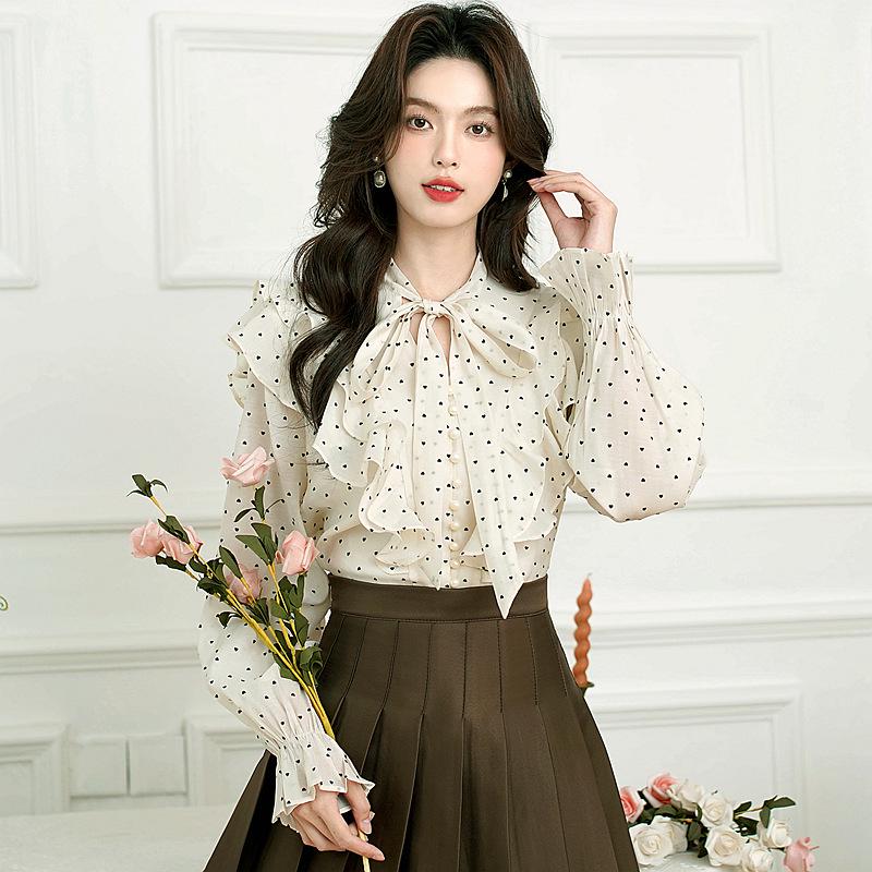 Hemd mit Rüschenherzspitze im französischen Stil und langen Ärmeln mit Perlenknöpfen