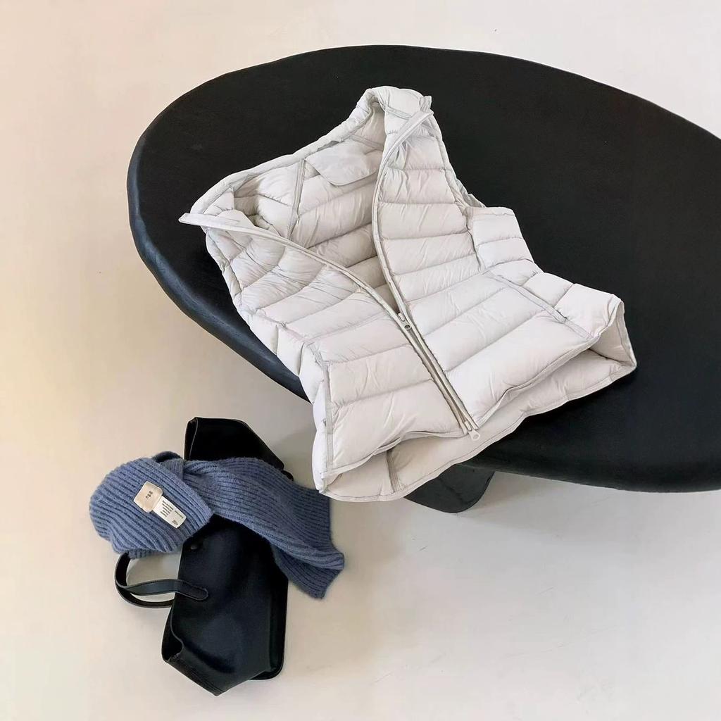 Colete de penas com capuz novo para outono e inverno, feminino, curto, cintura fina, colete leve, casaco exterior quente