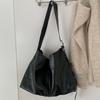 Wide Shoulder Strap Single Shoulder Bag with A Laid-back Style, Large Capacity, Suitable for Commuting, and A Slanted Tote Bag.