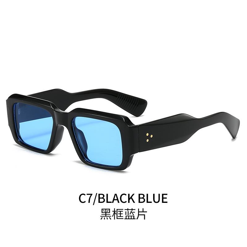 Modne kwadratowe okulary przeciwsłoneczne dla kobiet i mężczyzn  Stylowy design z nitami  Ochrona przed promieniowaniem UV  Modne odcienie do ochrony przed słońcem