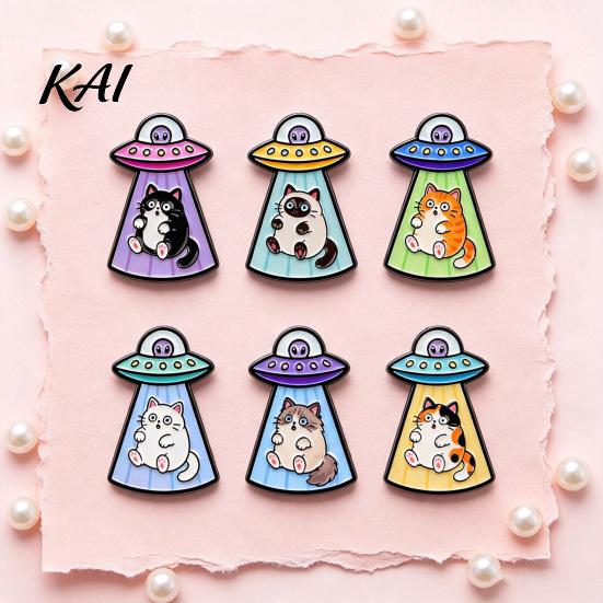 Cartoon Katze Brosche Emaille UFO Metall Brosche, Aliens Raumschiff Kätzchen Abzeichen Pin, Kleidung Tasche Schals Hut Zubehör für Männer Frauen Reversnadel