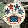 2D Flat, 1pc Round "Land Of The Free" Aluminum Hanging Sign, Patriotic Red White Blue Pinwheel Windmill Design, Rustic Retro Metal Wall Decor