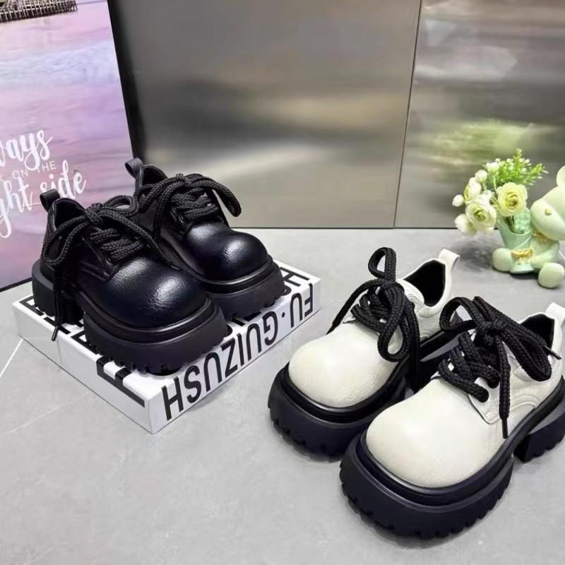 2024 Frühling neue britische Stil kleine Lederschuhe Feenstil Prinzessinnenschuhe zeigen Größe und Schlankheit schwarze Plateau-Slipper Damen