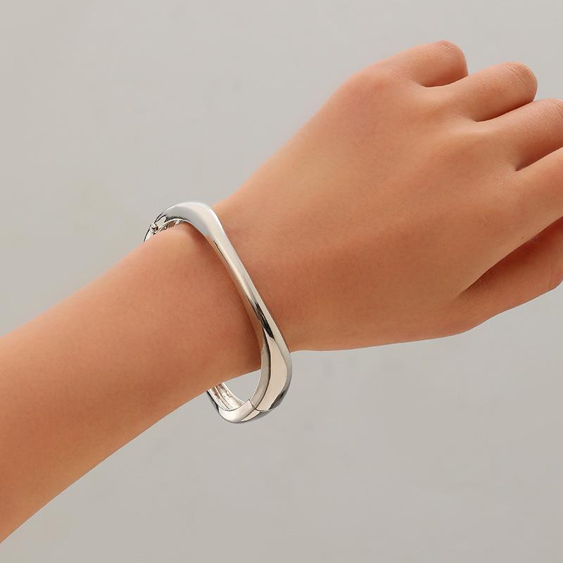 Simple and Personality Exaggerated Wide Edge Hollow Spring Alloy Bracelet Business Temperament Bracelet