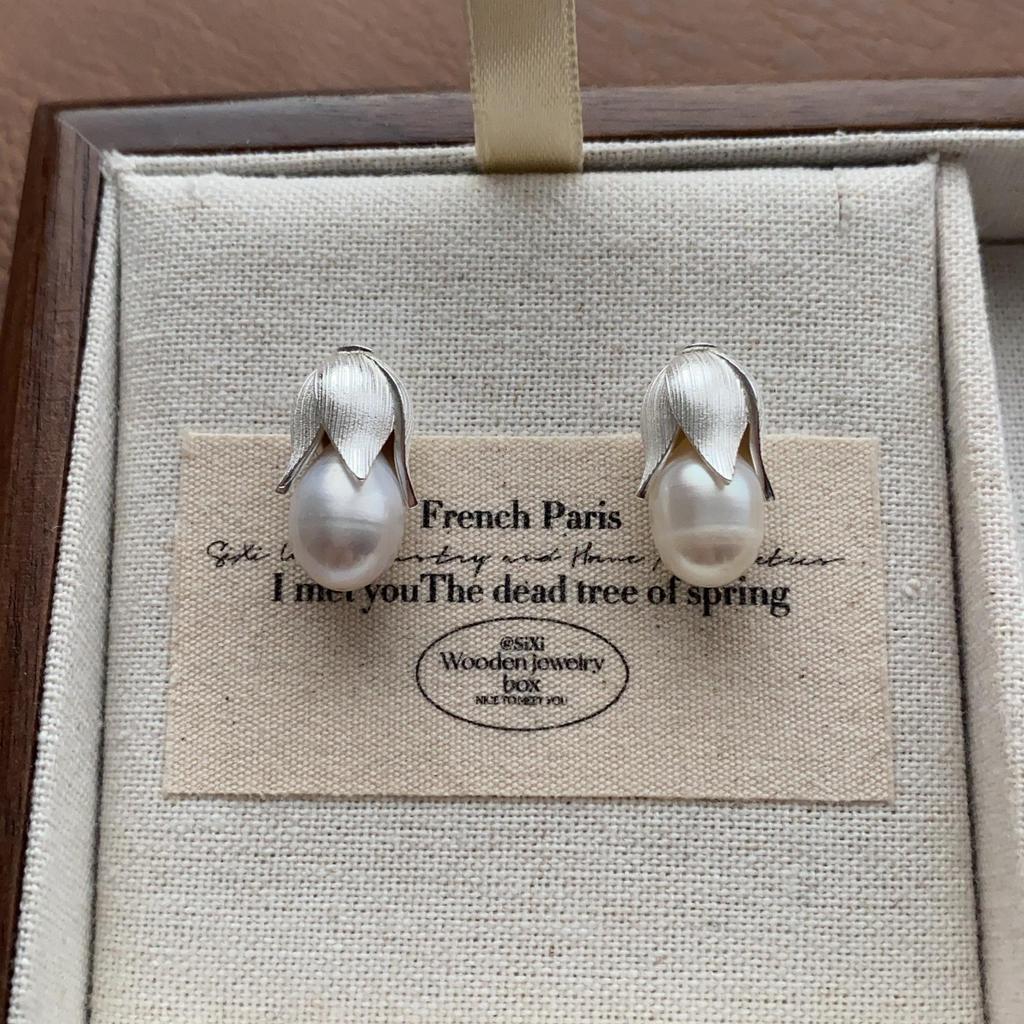 "Vintage Creamy Yellow Starfish Ear Clips: Elegant and Cute, Piercing-Free Sea Star Earrings"