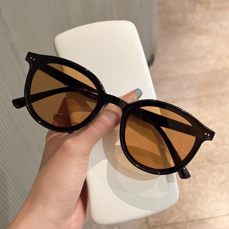 Fashion Style Sunglasses Women Rivets Decoration Anti-Glare Women'S Sun Glasses Beach Playing Man Sunglass