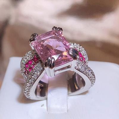 Hochauflösender rosa Diamantring Weibliche Persönlichkeit Öffnung Rosa Vierklauen-Edelsteinring Party Geburtstagsgeschenk Valentinstagsgeschenk Frauen Schmuck