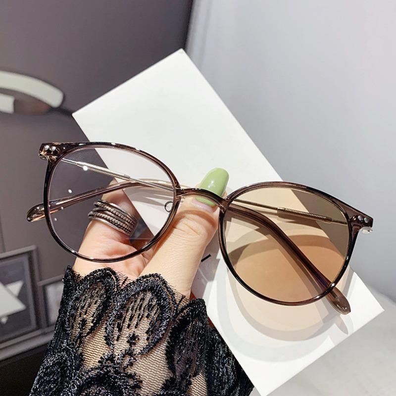 Photochromic Anti-radiation Glasses for Women Man Anti Blue Light  Fashionable Oval Frame Color Changing Glasses