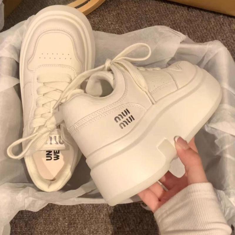 Buty damskie na platformie białe 2025 wiosna nowe modne wszechstronne buty sportowe małe buty podwyższające niszowe buty deskorolkowe