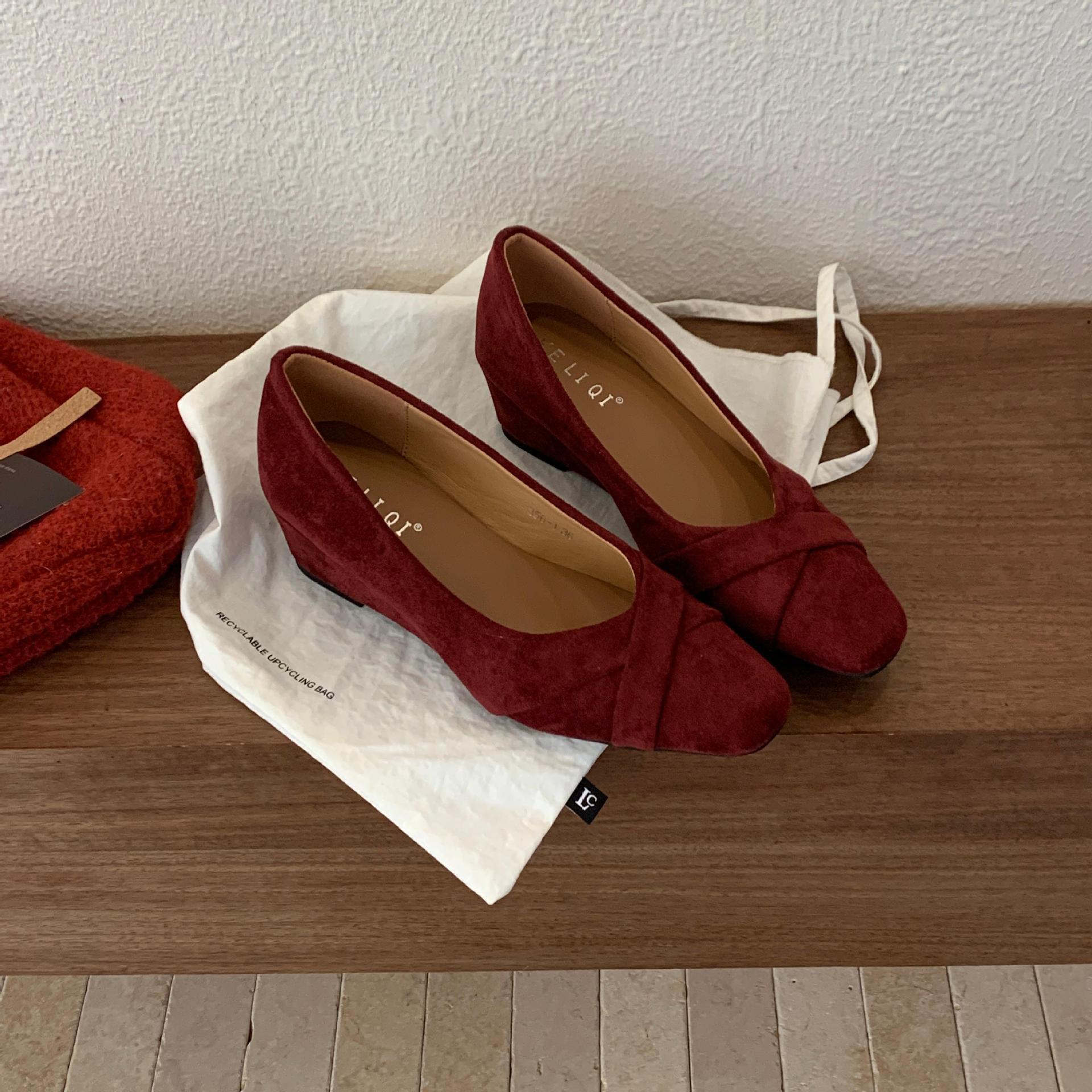 

Темпераментные замшевые туфли-лодочки с квадратным носком, неглубоким вырезом и скошенным каблуком, женская обувь 2025 новинка, корейская версия, универсальные красные вечерние туфли-феи 39