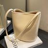Sacs à bandoulière simples pour femmes de style coréen à la mode Été Nouveau Couleur unie simple Populaire Sac seau féminin