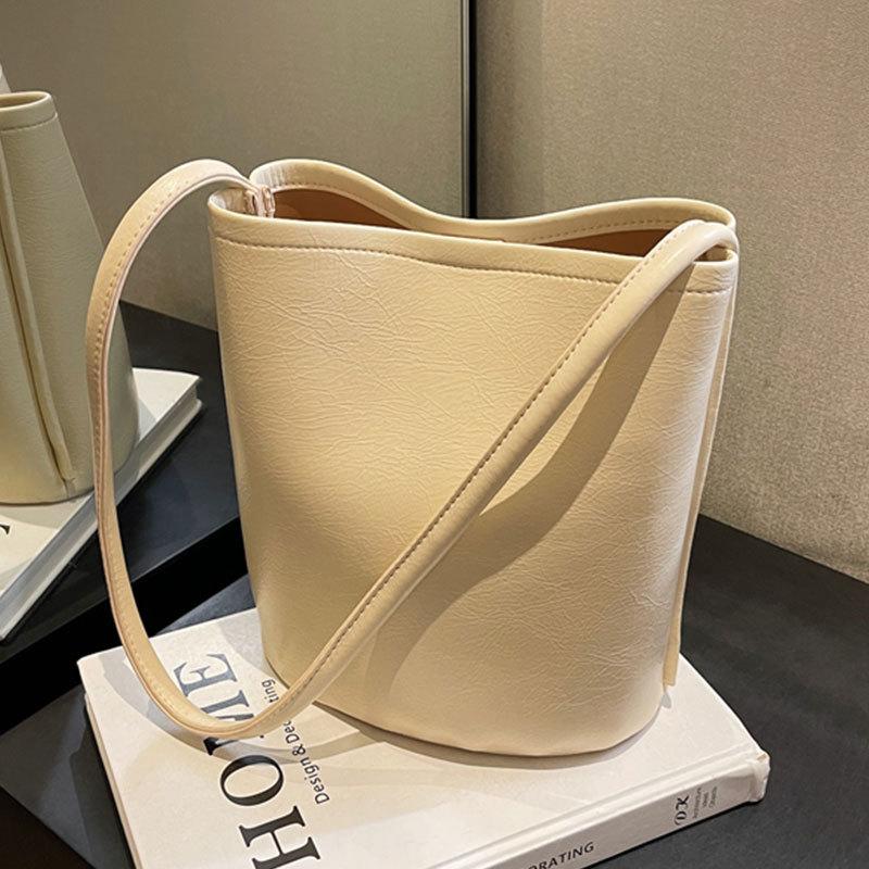 Sacs à bandoulière simples pour femmes de style coréen à la mode Été Nouveau Couleur unie simple Populaire Sac seau féminin