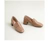 Damen, die im Frühling und Herbst quadratische High-Heel-Single-Schuhe aus weichem Leder und im Sommer weiße Loafer tragen