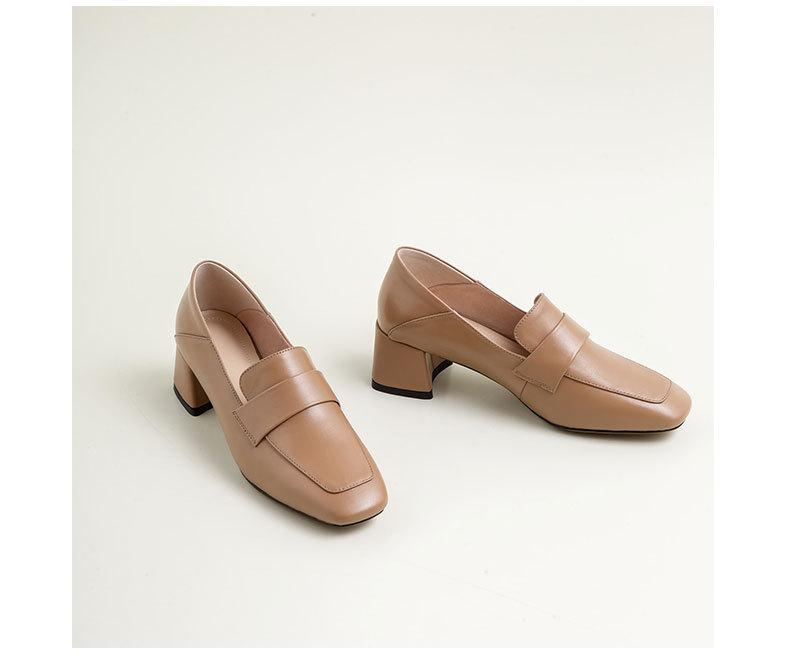 Damen, die im Frühling und Herbst quadratische High-Heel-Single-Schuhe aus weichem Leder und im Sommer weiße Loafer tragen